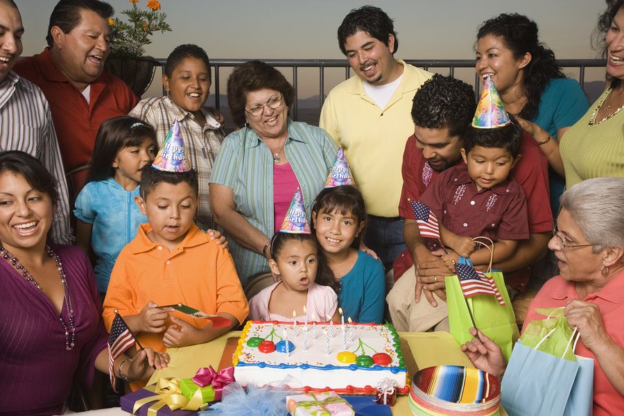 Large Hispanic family celebrat 32541008